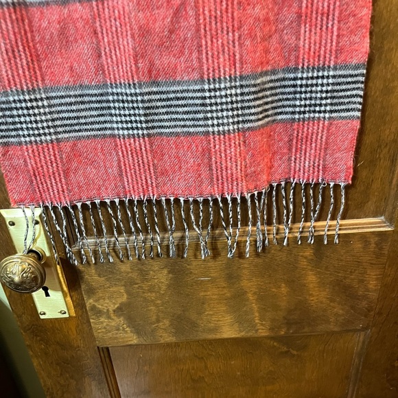 Red and black-and-white striped Italian acrylic scarf NWOT - Picture 8 of 8